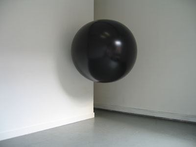 <i>Ground Control</i>, 2008, polypropylene object, helium, air, diameter: 59 inches (150 cm)